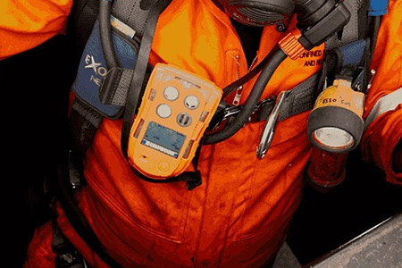 เจ้าหน้าที่โรงงานกำลังตรวจวัดก๊าซอันตรายด้วยเครื่อง Gas Detector ดิจิตอล หน้าจอแสดงค่าการวัด 123.5 ppm 