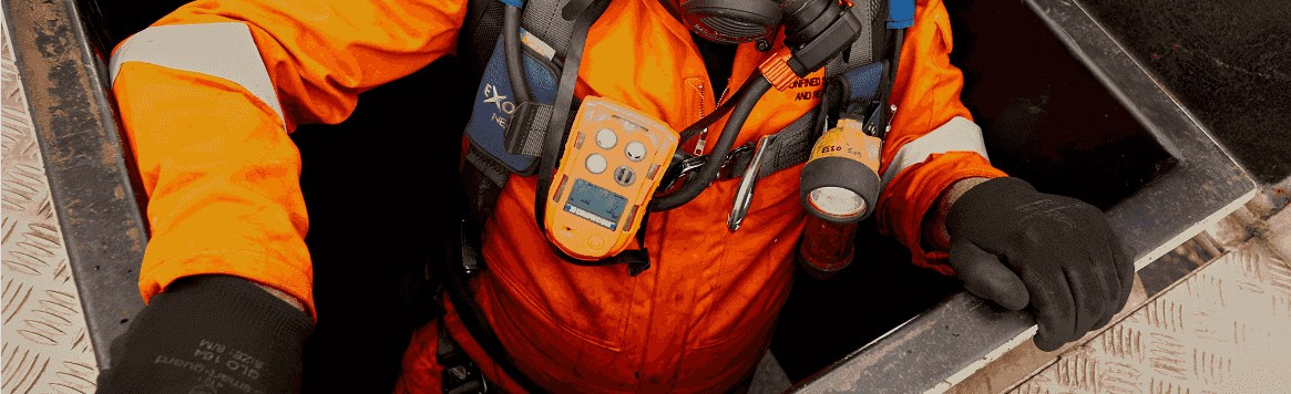 เจ้าหน้าที่โรงงานกำลังตรวจวัดก๊าซอันตรายด้วยเครื่อง Gas Detector ดิจิตอล หน้าจอแสดงค่าการวัด 123.5 ppm 